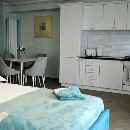 Myosotis Mamaia Studio By The Lake Apartment Ngoại thất bức ảnh