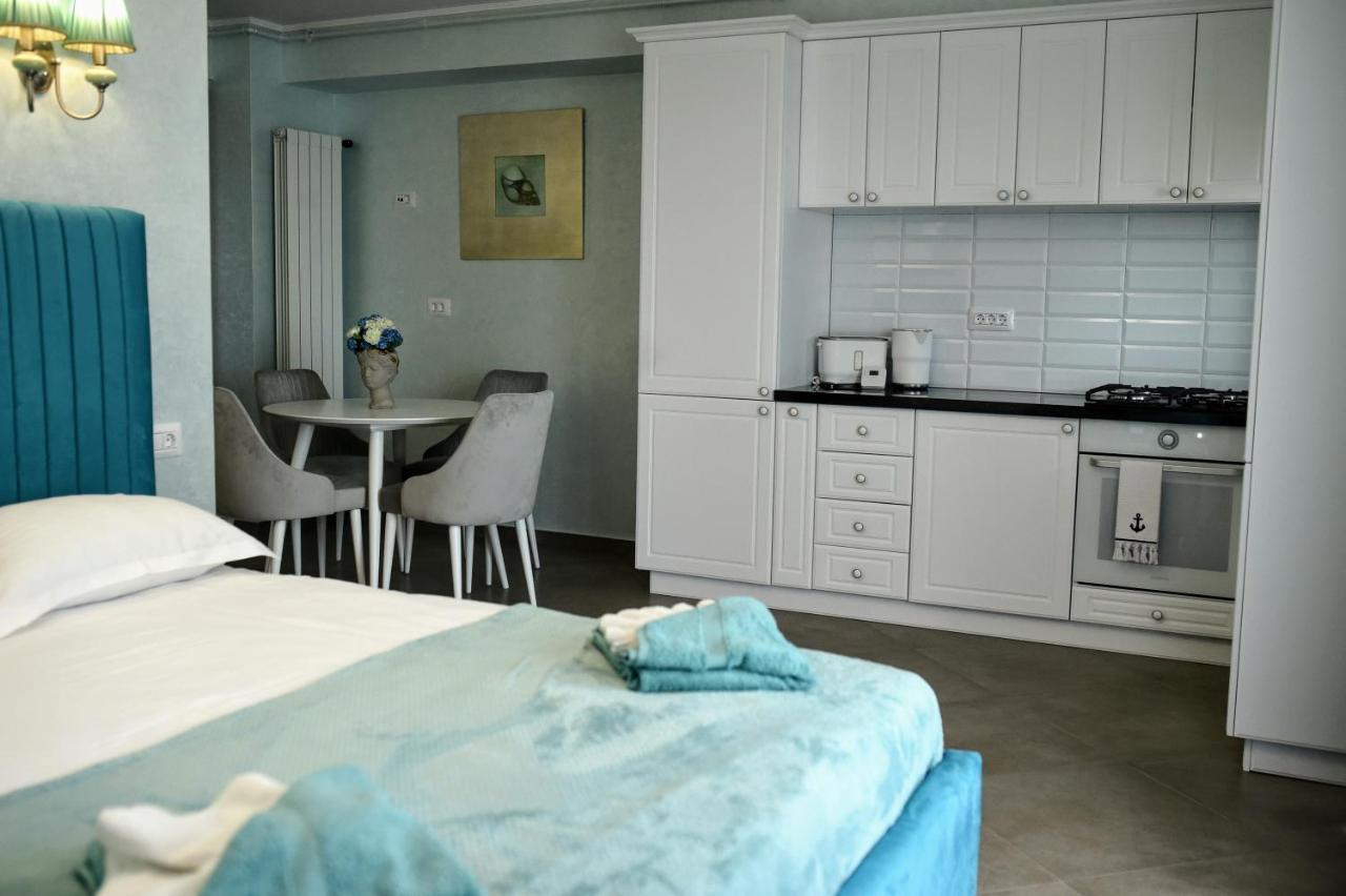 Myosotis Mamaia Studio By The Lake Apartment Ngoại thất bức ảnh