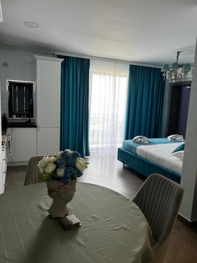 Myosotis Mamaia Studio By The Lake Apartment Ngoại thất bức ảnh